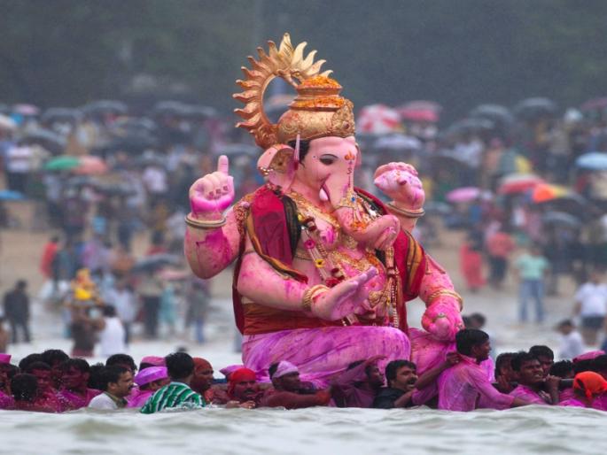 Immerse yourself in the sea at Wesawi for four hours by the 'King of Darkness' | ‘अंधेरीचा राजा’चे १८ तासांनी वेसावे येथे समुद्रात विसर्जन Immerse yourself in the sea at Wesawi for four hours by the 'King of Darkness' | ‘अंधेरीचा राजा’चे १८ तासांनी वेसावे येथे समुद्रात विसर्जन