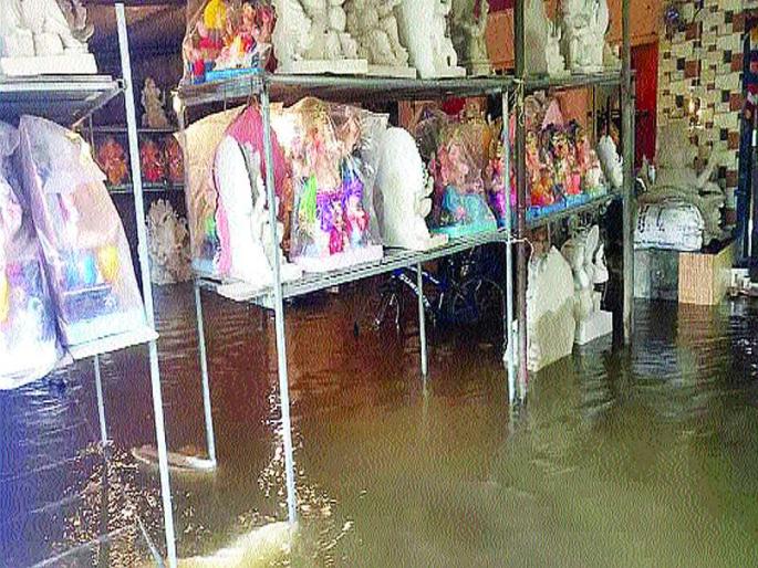 Loss of Ganesh suppliers in pen | पेणमध्ये गणेशमूर्तिकारांचे नुकसान Loss of Ganesh suppliers in pen | पेणमध्ये गणेशमूर्तिकारांचे नुकसान