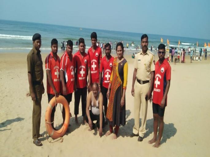 rescued survivors two people drowning in ganpatipule beach | Video : गणपतीपुळे समुद्रात बुडणाऱ्या पुण्यातील जोडप्याला जीवरक्षकांनी वाचवले rescued survivors two people drowning in ganpatipule beach | Video : गणपतीपुळे समुद्रात बुडणाऱ्या पुण्यातील जोडप्याला जीवरक्षकांनी वाचवले