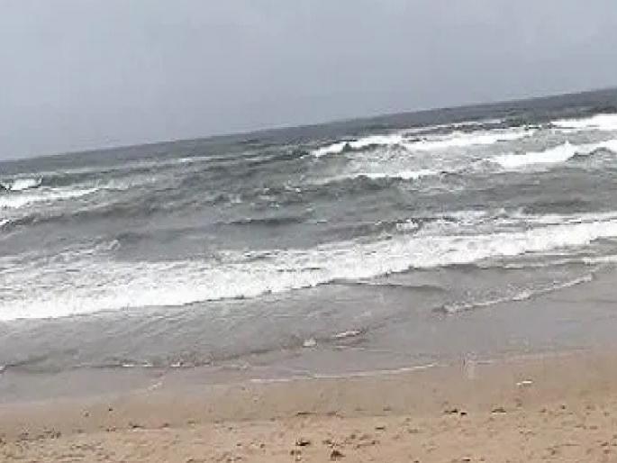 A young man from Mumbai drowned in the sea at Ganapatipule, two others were rescued. | गणपतीपुळे समुद्रात बुडून मुंबईतील तरुणाचा मृत्यू, दोघांना वाचविण्यात यश A young man from Mumbai drowned in the sea at Ganapatipule, two others were rescued. | गणपतीपुळे समुद्रात बुडून मुंबईतील तरुणाचा मृत्यू, दोघांना वाचविण्यात यश