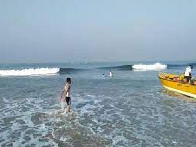 Ganpatipule rescue of two tourists trapped in deep water in the sea | गणपतीपुळेत समुद्रात खोल पाण्यात अडकलेल्या दोन पर्यटकांची सुटका Ganpatipule rescue of two tourists trapped in deep water in the sea | गणपतीपुळेत समुद्रात खोल पाण्यात अडकलेल्या दोन पर्यटकांची सुटका