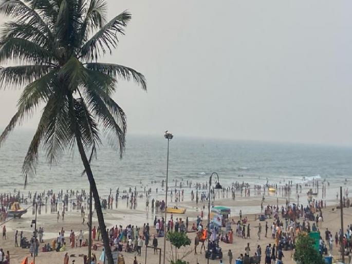 Due to holidays tourist spots are crowded, Ganpatipule is crowded with tourists | सुट्टयांमुळे पर्यटनस्थळे फुलली, गणपतीपुळेत पर्यटकांची गर्दी Due to holidays tourist spots are crowded, Ganpatipule is crowded with tourists | सुट्टयांमुळे पर्यटनस्थळे फुलली, गणपतीपुळेत पर्यटकांची गर्दी