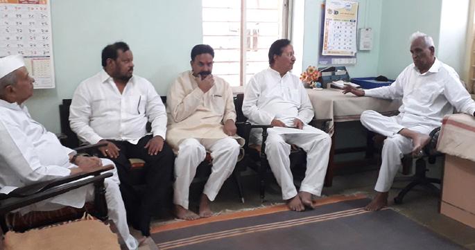Lok Sabha Election 2019: Convener, Vijayadad took Ganapatrav's visit | Lok Sabha Election 2019 : परिचारक, विजयदादांनी घेतली गणपतरावांची भेट Lok Sabha Election 2019: Convener, Vijayadad took Ganapatrav's visit | Lok Sabha Election 2019 : परिचारक, विजयदादांनी घेतली गणपतरावांची भेट
