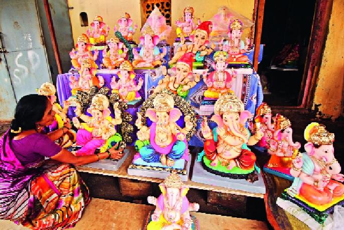Rescue of Ganesh idols while giving flood potter | पूरग्रस्त कुंभार देताहेत गणेशमुर्तींना पुन्हा आकार Rescue of Ganesh idols while giving flood potter | पूरग्रस्त कुंभार देताहेत गणेशमुर्तींना पुन्हा आकार