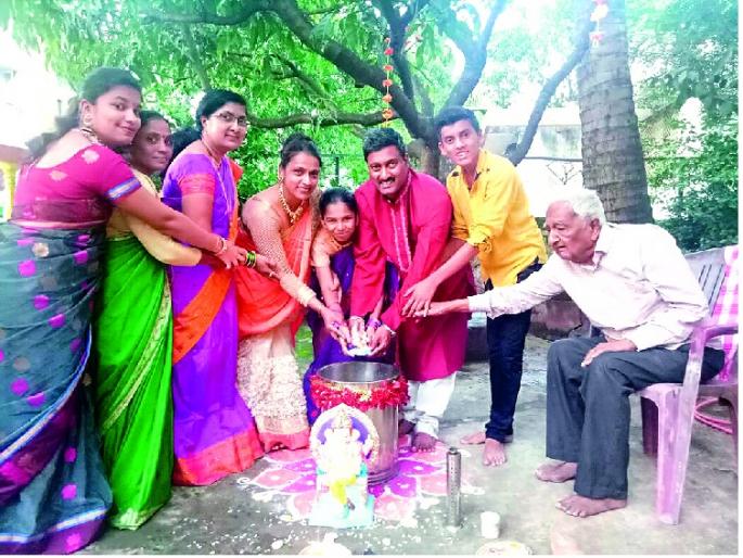 Narayan Keshav Desai's family has eight decades of tradition - Hirak Mahotsav 'Nano' | हीरक महोत्सवी ‘नॅनो’ गणेशाला थाटात निरोप--नारायण केशव देसाई यांच्या कुटुंबाची आठ दशकांची परंपरा Narayan Keshav Desai's family has eight decades of tradition - Hirak Mahotsav 'Nano' | हीरक महोत्सवी ‘नॅनो’ गणेशाला थाटात निरोप--नारायण केशव देसाई यांच्या कुटुंबाची आठ दशकांची परंपरा