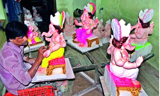 Family is engaged in the development of Ganesh idol in Kumbharwad Picture: Shahupuri, Papachi Tikki, Bapat Camp, work late by night | कुटुंब गुंतलंय गणेशमूर्ती साकारण्यात कुंभारवाड्यात चित्र : शाहूपुरी, पापाची तिकटी, बापट कॅम्प, रात्रीपर्यंत काम Family is engaged in the development of Ganesh idol in Kumbharwad Picture: Shahupuri, Papachi Tikki, Bapat Camp, work late by night | कुटुंब गुंतलंय गणेशमूर्ती साकारण्यात कुंभारवाड्यात चित्र : शाहूपुरी, पापाची तिकटी, बापट कॅम्प, रात्रीपर्यंत काम