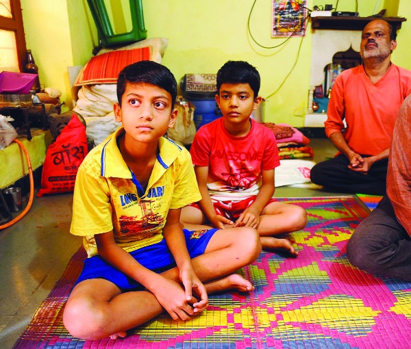 Childhood childhood in the transitory era - Kolhapur After Friday's death of Peth, what is next to Ganesh and Karan? | क्षणिक रागात होरपळले कोवळ्या जिवांचे बालपण--कोल्हापूर शुक्रवार पेठेतील आई-वडिलांच्या मृत्यूनंतर गणेश आणि करणचे पुढे काय?  Childhood childhood in the transitory era - Kolhapur After Friday's death of Peth, what is next to Ganesh and Karan? | क्षणिक रागात होरपळले कोवळ्या जिवांचे बालपण--कोल्हापूर शुक्रवार पेठेतील आई-वडिलांच्या मृत्यूनंतर गणेश आणि करणचे पुढे काय?