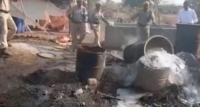 3,243 liters of country made liquor seized, 222 cases filed, 171 accused arrested | ३,२४३ लिटर हातभट्टीची दारू जप्त, २२२ गुन्हे दाखल , १७१ आरोपींना अटक 3,243 liters of country made liquor seized, 222 cases filed, 171 accused arrested | ३,२४३ लिटर हातभट्टीची दारू जप्त, २२२ गुन्हे दाखल , १७१ आरोपींना अटक