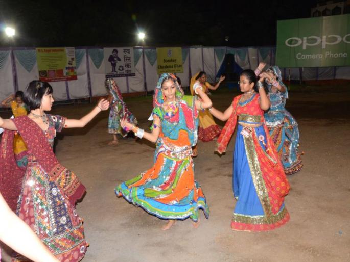Dandiya's argument; Clash in two groups | दांडियाचा वाद ; दोन गटांत हाणामारी Dandiya's argument; Clash in two groups | दांडियाचा वाद ; दोन गटांत हाणामारी