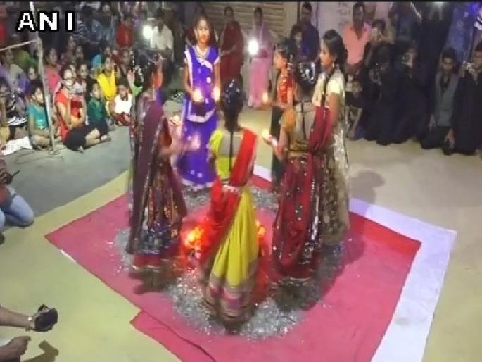 Garba plays on broken pieces of glass at Junagadh in Gujarat | गुजरातमधल्या जुनागढ येथे काचेच्या तुटलेल्या तुकडयांवर खेळतात गरबा