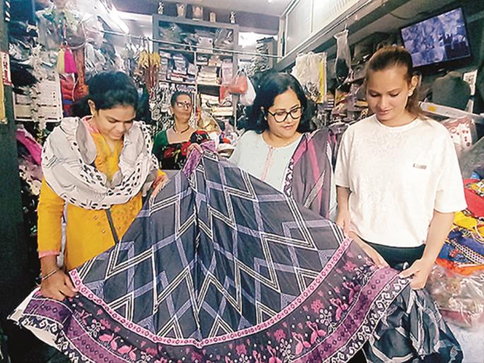 Biggest 10 feet by 10 feet circle Ghagara in the Chh. Sambhajinagar market for Garaba | 'गरबा' साठी तरुणाई सज्ज! सर्वांत मोठा १० फूट बाय १० फूट घेराचा घागरा बाजारात Biggest 10 feet by 10 feet circle Ghagara in the Chh. Sambhajinagar market for Garaba | 'गरबा' साठी तरुणाई सज्ज! सर्वांत मोठा १० फूट बाय १० फूट घेराचा घागरा बाजारात