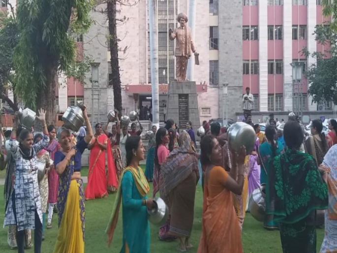 Women dance garba with water empty water pot due to less water supply in front of Pune Municipal Corporation | पाण्यासाठी पुणे महापालिकेसमोर महिलांचा हंडा गरबा  Women dance garba with water empty water pot due to less water supply in front of Pune Municipal Corporation | पाण्यासाठी पुणे महापालिकेसमोर महिलांचा हंडा गरबा