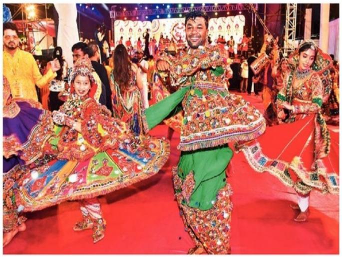 Fusion of Marathi-Gujarati dresses is a hit! Youth's choice for Garba-Dandiya | मराठी-गुजराती ड्रेसेसचे फ्युजन हिट! गरबा-दांडियासाठी तरुणाईची पसंती