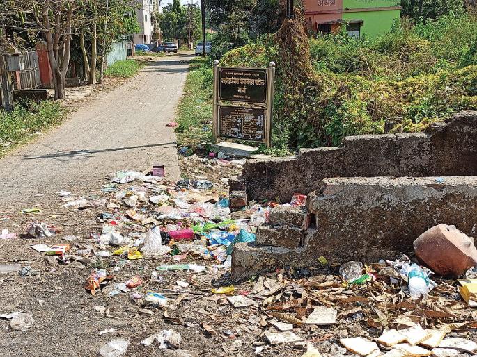 The waste empire on the martyr road in Nerala | नेरळमधील शहीद मार्गावर कचऱ्याचे साम्राज्य; स्वच्छतेचा बोजवारा The waste empire on the martyr road in Nerala | नेरळमधील शहीद मार्गावर कचऱ्याचे साम्राज्य; स्वच्छतेचा बोजवारा