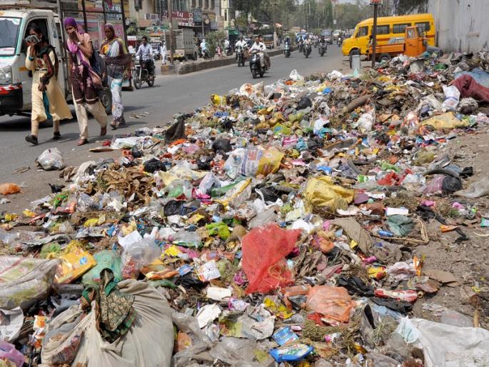 Bhola garbage busted by the officials, the trap of 23 people | अधिकाऱ्यांना कचरा भोवला, २३ जणांचा पगार रोखणार Bhola garbage busted by the officials, the trap of 23 people | अधिकाऱ्यांना कचरा भोवला, २३ जणांचा पगार रोखणार