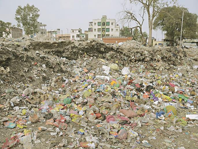 The tractor driver who left the garbage on ground was found by CCTV; A fine of Rs.5 thousand will be levied | कचरा टाकणारा निघून गेलेला ट्रॅक्टर चालक सीसीटीव्हीद्वारे सापडला; ५ हजार रुपये दंड वसूल The tractor driver who left the garbage on ground was found by CCTV; A fine of Rs.5 thousand will be levied | कचरा टाकणारा निघून गेलेला ट्रॅक्टर चालक सीसीटीव्हीद्वारे सापडला; ५ हजार रुपये दंड वसूल