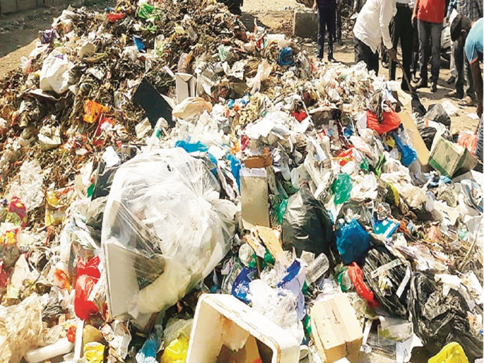 In Aurangabad If you go this way, you will definitely omit ; Citizens have to bear the problem of stench every day | 'गार्बेज ट्रान्स्फर'ने दुर्गंधीच्या यातना; औरंगाबादमधील या रस्त्याने गेलात तर उलटीच होईल In Aurangabad If you go this way, you will definitely omit ; Citizens have to bear the problem of stench every day | 'गार्बेज ट्रान्स्फर'ने दुर्गंधीच्या यातना; औरंगाबादमधील या रस्त्याने गेलात तर उलटीच होईल