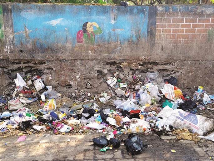 'dump yard' in front of the regional library of Chhatrapati Sambhajinagar... How will the reading culture grow? | छत्रपती संभाजीनगरच्या विभागीय ग्रंथालयासमोर ‘कचराकोंडी’...वाचनसंस्कृती कशी वाढणार? 'dump yard' in front of the regional library of Chhatrapati Sambhajinagar... How will the reading culture grow? | छत्रपती संभाजीनगरच्या विभागीय ग्रंथालयासमोर ‘कचराकोंडी’...वाचनसंस्कृती कशी वाढणार?