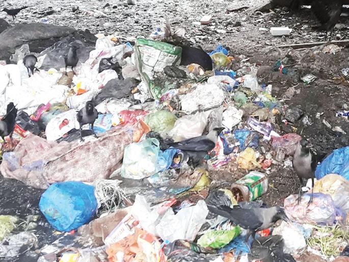 Heaps of rubbish dumped in the ground | भिवंडीत ठिकठिकाणी साचले कचऱ्याचे ढीग Heaps of rubbish dumped in the ground | भिवंडीत ठिकठिकाणी साचले कचऱ्याचे ढीग