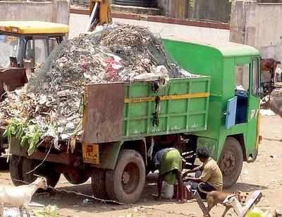 Garbage carrying vehicles driver' arrogancy; garbage on roadside | घंटागाडी चालकांची मुजोरी; महामार्गालगत कचऱ्याची साठवणूक Garbage carrying vehicles driver' arrogancy; garbage on roadside | घंटागाडी चालकांची मुजोरी; महामार्गालगत कचऱ्याची साठवणूक