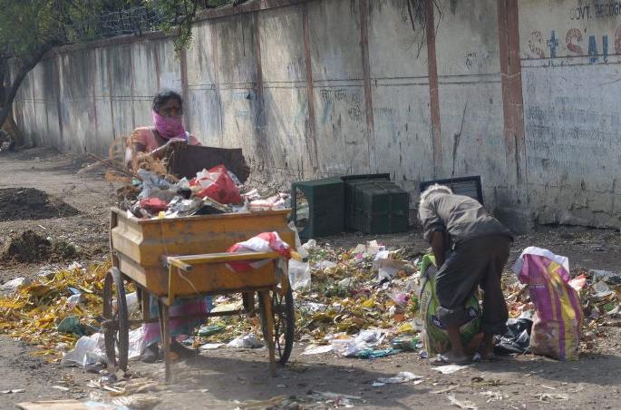 Risk of transmission of corona virus from garbage collection to workers in Nagpur | नागपुरात कचरा संकलन कर्मचाऱ्यांना संक्रमणाचा धोका Risk of transmission of corona virus from garbage collection to workers in Nagpur | नागपुरात कचरा संकलन कर्मचाऱ्यांना संक्रमणाचा धोका