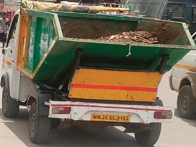 by Dung, soil and torn clothes company increases the garbage weight in Aurangabad | कचरा संकलन कंपनी शेण, माती अन् चिंध्यांनी वाढवते कचऱ्याचे वजन by Dung, soil and torn clothes company increases the garbage weight in Aurangabad | कचरा संकलन कंपनी शेण, माती अन् चिंध्यांनी वाढवते कचऱ्याचे वजन