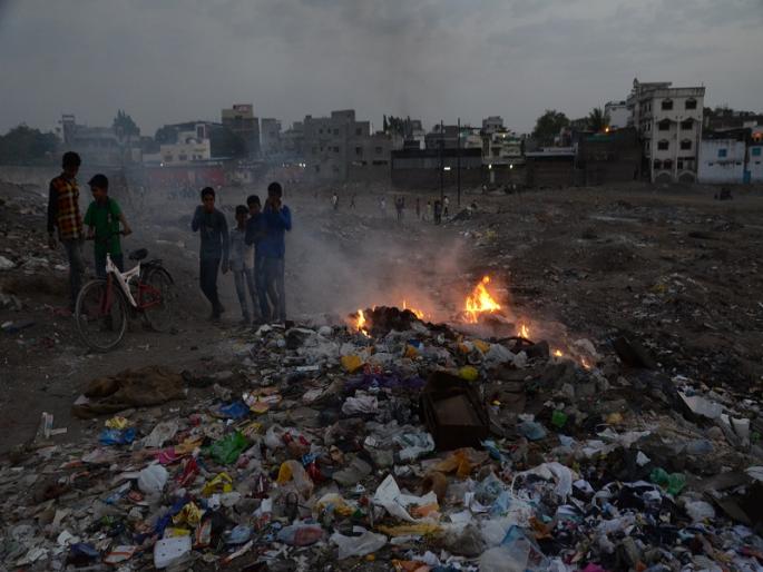 Aurangabad trash took 784 time fire! | औरंगाबादेत कचऱ्याला ७८४ वेळेस लागली आग! Aurangabad trash took 784 time fire! | औरंगाबादेत कचऱ्याला ७८४ वेळेस लागली आग!
