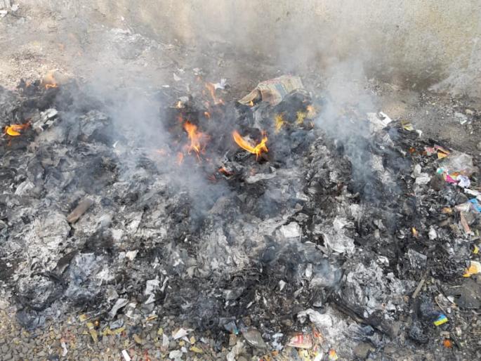 green tribunal rule break; corporation employee fire the garbage | खामगावात हरित प्राधीकरणाच्या नियमांना हरताळ;  पालिका कर्मचाऱ्यांनीच पेटविला कचरा!