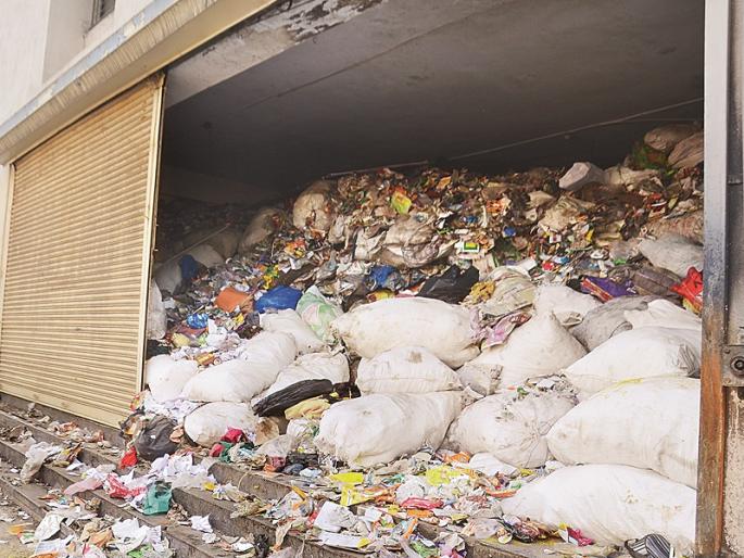 Garbage godowns in Aurangabad; Instead of processing waste, municipality stored it at all places | औरंगाबादेत कचऱ्याचीही गोदामे; मनपाने कचऱ्यावर प्रक्रिया करण्याऐवजी केली साठवणूक Garbage godowns in Aurangabad; Instead of processing waste, municipality stored it at all places | औरंगाबादेत कचऱ्याचीही गोदामे; मनपाने कचऱ्यावर प्रक्रिया करण्याऐवजी केली साठवणूक
