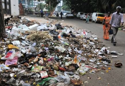 Akola : Garbage in the city; 45 crore tender held | शहरात घनकचऱ्याचे ढीग; ४५ कोटींची निविदा रखडली