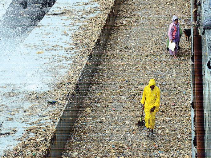 Re-garbage empire on the streets; Thanksgiving by the sea for men | चौपाट्यांवर पुन्हा कचऱ्याचं साम्राज्य; माणसांनी टाकलेली घाण समुद्राकडून साभार परत Re-garbage empire on the streets; Thanksgiving by the sea for men | चौपाट्यांवर पुन्हा कचऱ्याचं साम्राज्य; माणसांनी टाकलेली घाण समुद्राकडून साभार परत