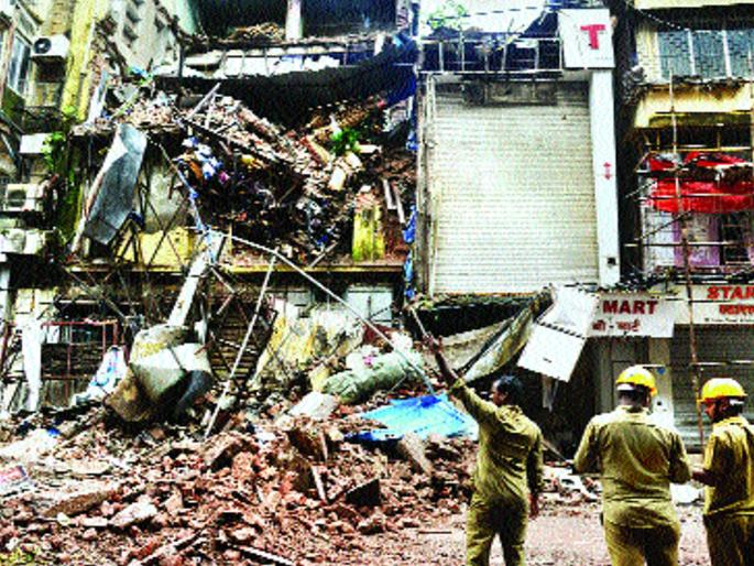 Three downpours due to heavy rains | मुसळधार पावसामुळे तीन ठिकाणी पडझडीच्या घटना Three downpours due to heavy rains | मुसळधार पावसामुळे तीन ठिकाणी पडझडीच्या घटना