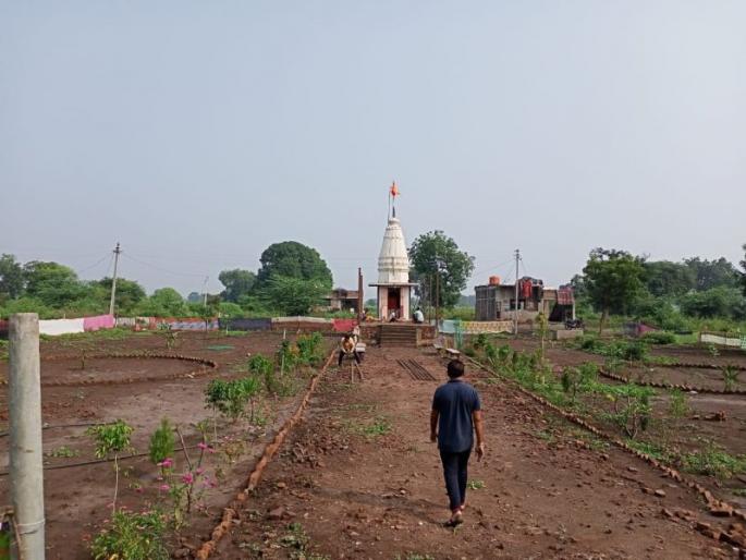 The garden on the deserted flurish by the teachers | शिक्षकांनी फुलवीली उजाड माळरानावर बाग The garden on the deserted flurish by the teachers | शिक्षकांनी फुलवीली उजाड माळरानावर बाग