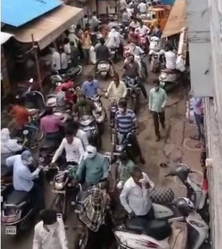 There was a rush of death to live in Yavatmal; The shock of the upcoming lockdown | यवतमाळात जगण्यासाठी झाली मरणाची गर्दी; आगामी लॉकडाऊनचा धसका