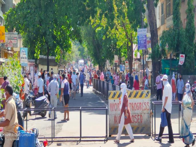 Pune residents could not rest without buying vegetables | पालथ्या घड्यावर पाणी म्हणण्याची 'हीच' ती वेळ ! पोलिसांनी खरेदीला मनाई करून देखील पुण्यात नागरिकांची रस्त्यांवर झुंबड Pune residents could not rest without buying vegetables | पालथ्या घड्यावर पाणी म्हणण्याची 'हीच' ती वेळ ! पोलिसांनी खरेदीला मनाई करून देखील पुण्यात नागरिकांची रस्त्यांवर झुंबड