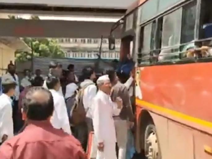 State Transport Corporation trains from Mumbai, Pune, Nashik, Nagpur have arrived for Ganesh devotees coming from Mumbai to Konkan for the festival | कोकणकरांच्या सुखकर प्रवासासाठी एसटी'चे अन्य विभाग दिमतीला; मुंबईसह पुणे, नाशिक, नागपूरमधील गाड्या दाखल State Transport Corporation trains from Mumbai, Pune, Nashik, Nagpur have arrived for Ganesh devotees coming from Mumbai to Konkan for the festival | कोकणकरांच्या सुखकर प्रवासासाठी एसटी'चे अन्य विभाग दिमतीला; मुंबईसह पुणे, नाशिक, नागपूरमधील गाड्या दाखल