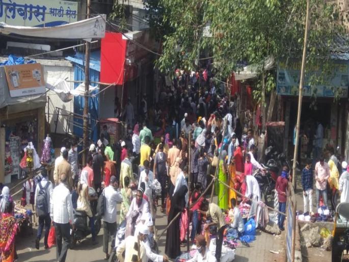 Dad! Crowds at the camp in Pimpri, a fuss of social distance | बापरे! पिंपरीतील कॅम्पमध्ये तुडुंब गर्दी, सोशल डिस्टनसिंगचा फज्जा Dad! Crowds at the camp in Pimpri, a fuss of social distance | बापरे! पिंपरीतील कॅम्पमध्ये तुडुंब गर्दी, सोशल डिस्टनसिंगचा फज्जा