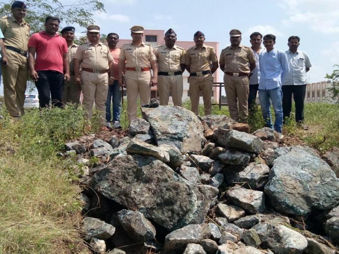 The illegal stocks of precious mineral deposited in Jalna | जालन्यात मौल्यवान गौण खनिजाचा अवैध साठा जप्त The illegal stocks of precious mineral deposited in Jalna | जालन्यात मौल्यवान गौण खनिजाचा अवैध साठा जप्त
