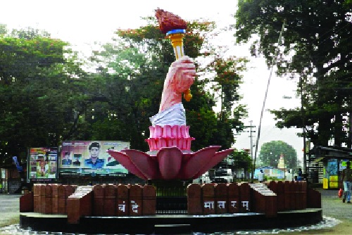 Who is the first direct sarpanch of Peacotti? | गारगोटीचा पहिला थेट सरपंच कोण ?: चौरंगी लढत Who is the first direct sarpanch of Peacotti? | गारगोटीचा पहिला थेट सरपंच कोण ?: चौरंगी लढत