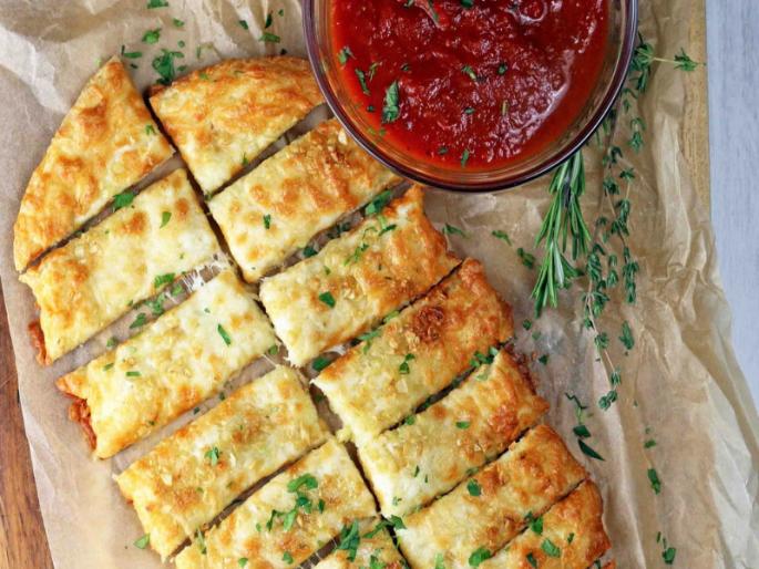 recipe of cheese garlic bread | आता चीज गार्लीक ब्रेड करणं होणार एकदम सोपं, ही घ्या कृती recipe of cheese garlic bread | आता चीज गार्लीक ब्रेड करणं होणार एकदम सोपं, ही घ्या कृती