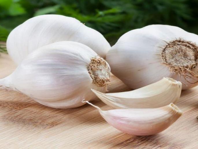 Harmful effects of eating raw garlic | जास्त प्रमाणात लसूण खाल्ल्याने होतात 'या' समस्या Harmful effects of eating raw garlic | जास्त प्रमाणात लसूण खाल्ल्याने होतात 'या' समस्या