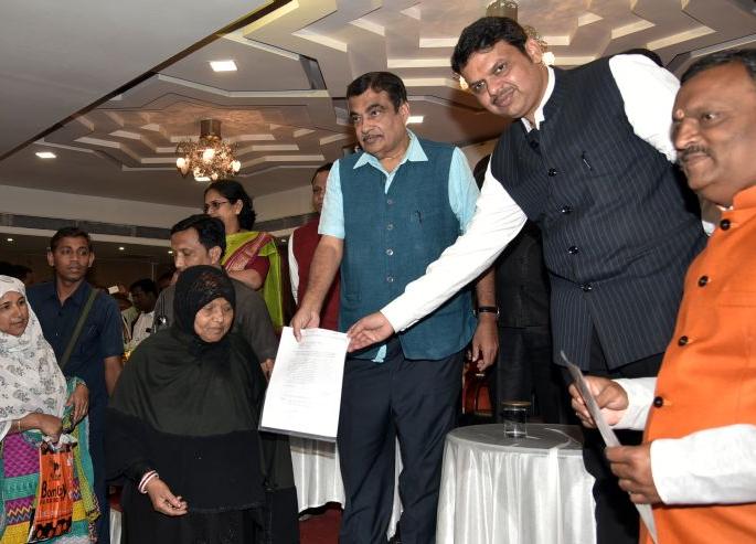 Set up a ready-made garment zone at the place of Empress Mill : Nitin Gadkari | एम्प्रेस मिलच्या जागेवर रेडिमेड गारमेंट झोन स्थापणार : नितीन गडकरी Set up a ready-made garment zone at the place of Empress Mill : Nitin Gadkari | एम्प्रेस मिलच्या जागेवर रेडिमेड गारमेंट झोन स्थापणार : नितीन गडकरी