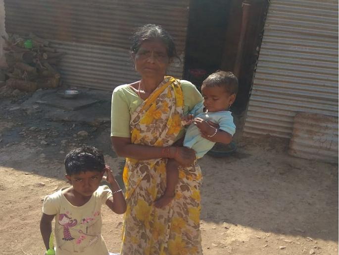 Losing a parent's causes starvation; responsibility Grandmother's shoulder | आई-वडिलाचे छत्र हरवल्याने चिमुकल्यांची होतेय उपासमार; आजीच्या खांद्यावर आहे जबाबदारी Losing a parent's causes starvation; responsibility Grandmother's shoulder | आई-वडिलाचे छत्र हरवल्याने चिमुकल्यांची होतेय उपासमार; आजीच्या खांद्यावर आहे जबाबदारी