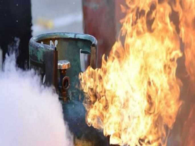 Workers injured due to gas flare in Chincholi MIDC | चिंचोळी एमआयडीसीत गॅसचा भडका उडून कामगार जखमी Workers injured due to gas flare in Chincholi MIDC | चिंचोळी एमआयडीसीत गॅसचा भडका उडून कामगार जखमी