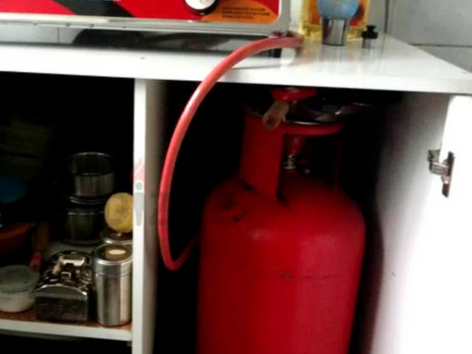 After how many days the gas pipe should be changed? Learn how to check the visor, regulator | गॅसचा पाइप किती दिवसांनी बदलायला हवा ? जाणून घ्या वायसर, रेग्युलेटर कसे तपासणार