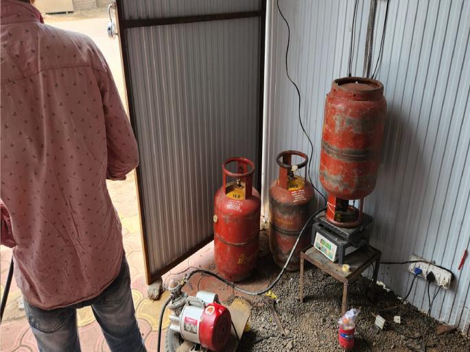 Illegal gas cylinder filling station at Sangli, Miraj | सांगली, मिरजेत पुन्हा पेरले गॅस बॉम्ब; जिल्हा पुरवठा विभागाचे सोयीस्कर मौन Illegal gas cylinder filling station at Sangli, Miraj | सांगली, मिरजेत पुन्हा पेरले गॅस बॉम्ब; जिल्हा पुरवठा विभागाचे सोयीस्कर मौन