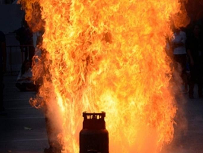 Gas leak in house, explosion as soon as family returned from village, five injured | घरात गॅस सिलेंडर लिक झाले, कुटुंब गावाहून परत येताच उडाला भडका, पाचजण होरपळे Gas leak in house, explosion as soon as family returned from village, five injured | घरात गॅस सिलेंडर लिक झाले, कुटुंब गावाहून परत येताच उडाला भडका, पाचजण होरपळे