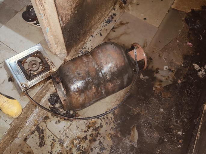 A gas cylinder exploded in the mud, the fire brigade managed to bring the fire under control | चिखलीत गॅस सिलेंडरचा स्फोट, अग्निशमन दलाला आगीवर नियंत्रण मिळवण्यास यश A gas cylinder exploded in the mud, the fire brigade managed to bring the fire under control | चिखलीत गॅस सिलेंडरचा स्फोट, अग्निशमन दलाला आगीवर नियंत्रण मिळवण्यास यश