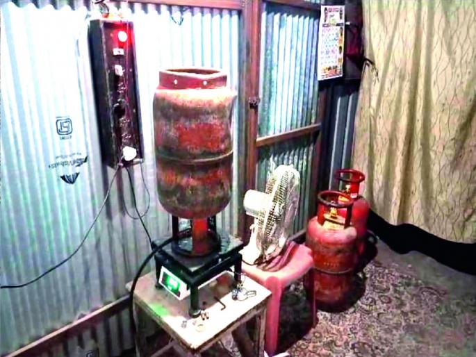 Black market of agencies supplying cylinders to illegal gas filling stations in Sangli | Sangli: गॅस बॉम्ब पेरण्यासाठी हातभार लावणाऱ्या एजन्सीज मोकाट का?; पोलिस, पेट्रोलियम कंपन्यांचे दुर्लक्ष Black market of agencies supplying cylinders to illegal gas filling stations in Sangli | Sangli: गॅस बॉम्ब पेरण्यासाठी हातभार लावणाऱ्या एजन्सीज मोकाट का?; पोलिस, पेट्रोलियम कंपन्यांचे दुर्लक्ष