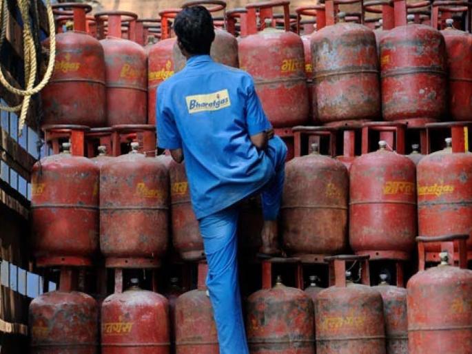 Now you will have to wait longer for the cylinder, booking will be done after 25 days in the city and after the same number of days in rural areas | आता सिलेंडरसाठी आणखी वाट पाहावी लागणार, शहरात २५ दिवसांनी तर ग्रामीण भागात एवढ्या दिवसांनी बुकिंग होणार Now you will have to wait longer for the cylinder, booking will be done after 25 days in the city and after the same number of days in rural areas | आता सिलेंडरसाठी आणखी वाट पाहावी लागणार, शहरात २५ दिवसांनी तर ग्रामीण भागात एवढ्या दिवसांनी बुकिंग होणार